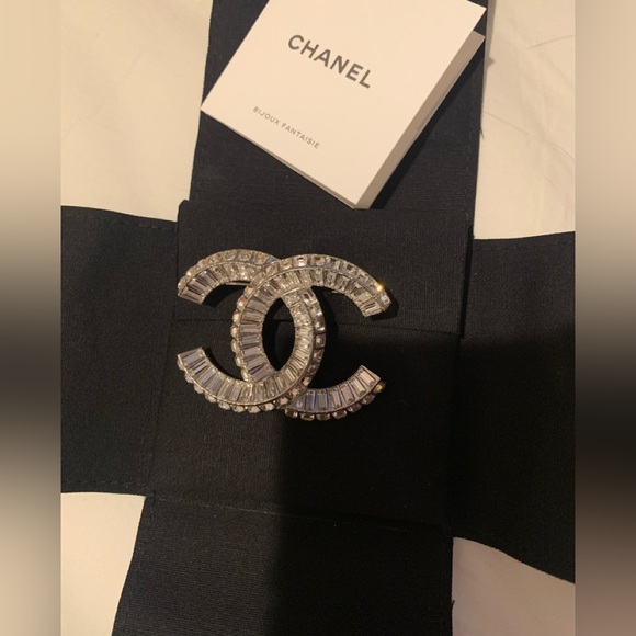 Brand new, rare and collectible authentic Chanel brooch,comes with box, bow - Picture 5 of 12